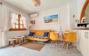 ein Wohnzimmer mit einem gelben Sofa und einem Tisch in der Unterkunft Villa Mnica En La Mata in Torrevieja