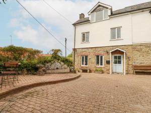 a house with a brick driveway in front of it at Bro Tref Cottage in Newquay