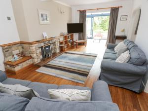 un salon avec un canapé et une cheminée dans l'établissement Ashdown House, à Saundersfoot