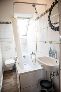 A bathroom at Wohnung für 4 Gäste in Laatzen Messe- und Citynah