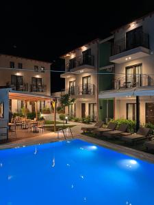 una piscina di fronte a un edificio di notte di Oro a Città di Skiathos
