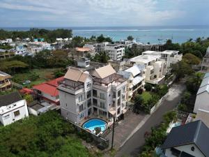 z góry widok na miasto z budynkami i ocean w obiekcie Northern Pearl Luxury Apartments w mieście Mont Choisy