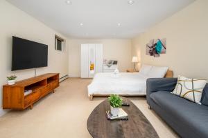 Μια τηλεόραση ή/και κέντρο ψυχαγωγίας στο Gorgeous 4 Bedroom Garden Level Suite at Vancouver West & UBC +14 φωτογραφίες