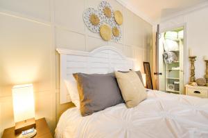 um quarto com uma cama branca e 2 almofadas em Adorable Studio about 1 Mi to Cherry Grove Beach! em Myrtle Beach