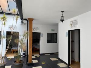 Cette chambre est dotée d'un sol en damier noir et blanc. dans l'établissement Hotel Alicante, à Tunja