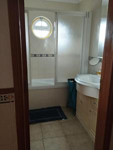 ein Bad mit einer Dusche und einem Waschbecken in der Unterkunft Costa do Moinho in Longueira