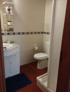uma casa de banho com um WC e um lavatório em Costa do Moinho em Longueira