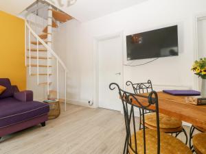 uma sala de estar com uma mesa e uma cadeira roxa em Apartment 2 - Llandudno Central em Llandudno