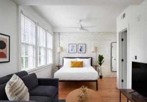 Habitación blanca con cama y sofá en Kasa Studio Revival Atlanta, en Atlanta