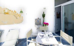 ein Esszimmer mit einem weißen Tisch und Stühlen in der Unterkunft Cielomare Residence Diffuso in Trapani
