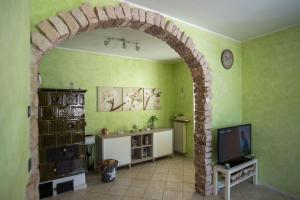 an archway in a living room with a television at *[Stella Alpina]*accogliente casa, giardini, wi-fi in Borgo Lares