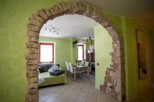 an archway in a room with a living room at *[Stella Alpina]*accogliente casa, giardini, wi-fi in Borgo Lares