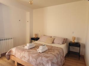 - une chambre avec un lit et 2 serviettes dans l'établissement Quinta de Cerdeiró, à Mões