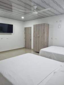 Een bed of bedden in een kamer bij Hotel Palmeras Del Sinu