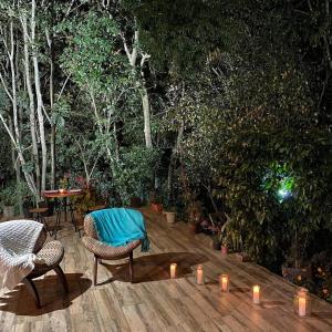 eine Terrasse mit Kerzen und Stühlen sowie einem Tisch in der Unterkunft Bistrô Quinta do Lago in São Domingos