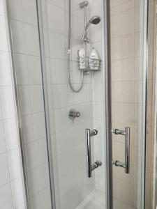 baño con ducha y puerta de cristal en Casa Trezza 3, en Latina