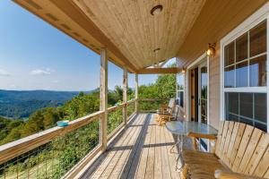 una terrazza con tavolo e sedie su una casa di Lookout Place a Boone