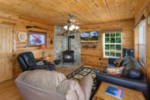 un soggiorno con divano e piano cottura di Lookout Place a Boone