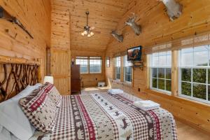 una camera da letto con un letto in una cabina di legno di Lookout Place a Boone