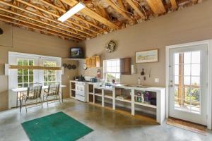 una cucina con un tavolo e sedie in una stanza di Lookout Place a Boone