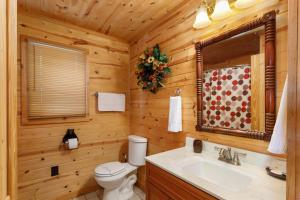 e bagno in legno con servizi igienici e lavandino. di Lookout Place a Boone Altre 12 foto