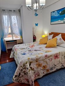 a bedroom with a bed with a floral bedspread at Benedicto in Ajo