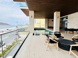 a house with a balcony with a view of the ocean at frente al malecón, 5 min zona dorada by G P S rentas in Mazatlán