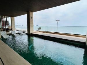 a swimming pool in a building with a view of the ocean at frente al malecón, 5 min zona dorada by G P S rentas in Mazatlán