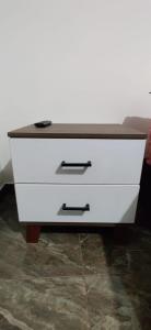 a white dresser with a wooden top in a room at Que chimba de apto. in Bogotá