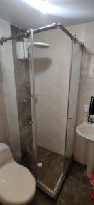 y baño con ducha, aseo y lavamanos. en Que chimba de apto., en Bogotá