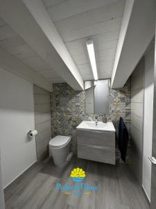 ein Bad mit einem Waschbecken und einem WC. in der Unterkunft Perla di Mare in Siculiana