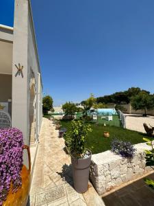 eine Terrasse mit Blumen und Pflanzen im Hof in der Unterkunft B&B Stella Salento Karin in Porto Cesareo