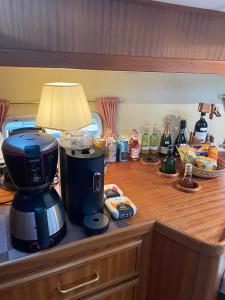 Luxusurlaub auf der Amavida Yacht / Scharmützelsee في باد سارو: وجود آلة صنع القهوة على رأس طاولة
