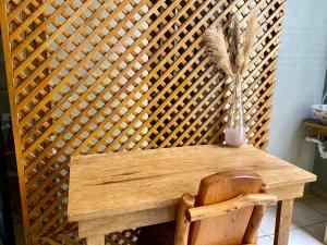 een houten tafel met een vaas erop bij Cafeto Loft Lovely and private loft in Ruta de las Flores heart in Juayúa
