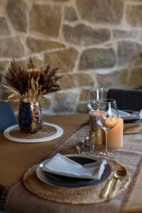 una mesa con platos y copas de vino. en Le Spalace en Spa