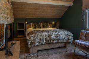 a bedroom with a bed in a green wall at Le Spalace in Spa