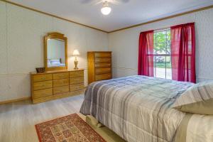 um quarto com uma cama, um espelho e uma cómoda em Upstate NY Vacation Rental 1 Mi to Fairhaven Beach em Red Creek