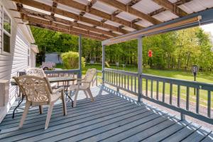 un porche con mesa y sillas en Upstate NY Vacation Rental 1 Mi to Fairhaven Beach, en Red Creek