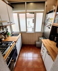 una pequeña cocina con lavabo y aseo en Cosy Apartment in Central Lisbon, en Lisboa