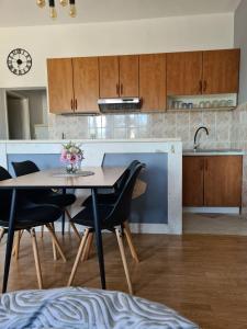 Kuchyň nebo kuchyňský kout v ubytování Apartman Roza 2