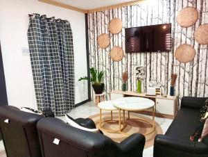 a living room with a couch and a table at La Maison Guesthouse in Manlocahoc