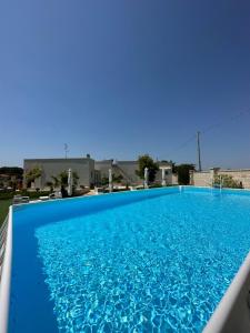 ein großer Pool mit blauem Wasser in der Unterkunft B&B Stella Salento Karin in Porto Cesareo