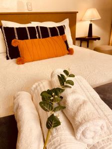 a bedroom with a bed with towels on it at Cafeto Loft Lovely and private loft in Ruta de las Flores heart in Juayúa