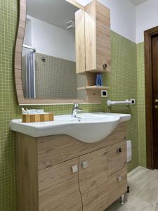 een badkamer met een wastafel en een spiegel bij la dimora san marciano in LʼAquila
