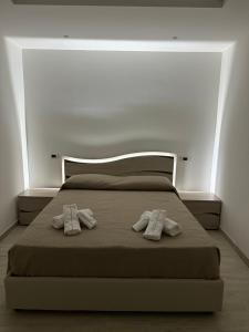 een slaapkamer met een bed met twee handdoeken erop bij la dimora san marciano in LʼAquila