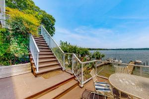 Un escalier mène à une terrasse avec une table et des chaises. dans l'établissement Taids Inn, à Odenton