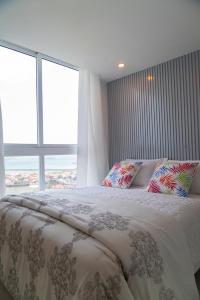 Postel nebo postele na pokoji v ubytování private ocean view studio apartment