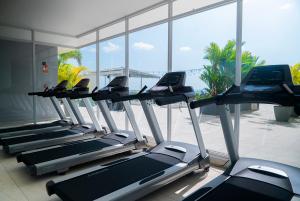 Fitness centrum a/nebo fitness zařízení v ubytování private ocean view studio apartment