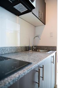 Kuchyň nebo kuchyňský kout v ubytování private ocean view studio apartment