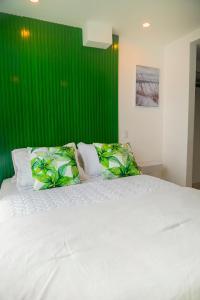 Postel nebo postele na pokoji v ubytování private ocean view studio apartment